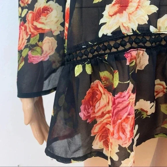 Paper Crane blouse with floral novelty print. - Picture 4 of 7